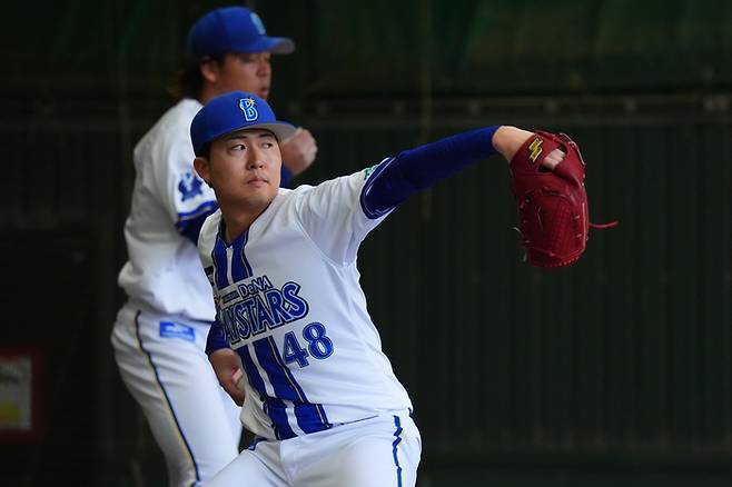 롯데는 12일 선발을 중심으로 불펜까지 가능한 쿄야마 마사야를 아시아쿼터로 15만 달러에 영입했다. 사진 | 롯데 자이언츠