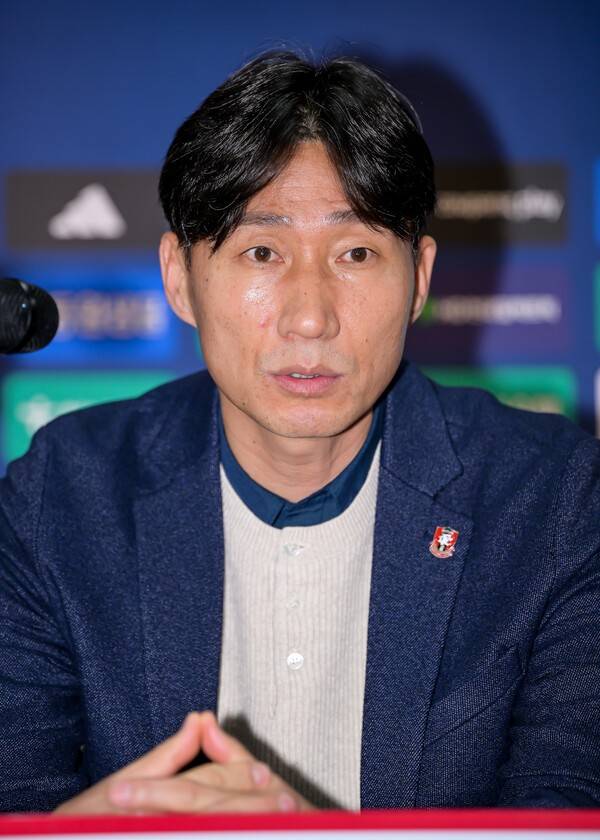 부천FC 이영민 감독이 15일 부천종합운동장에서 열린 K리그1 승격 기자회견에서 인터뷰 중이다. /사진=부천FC