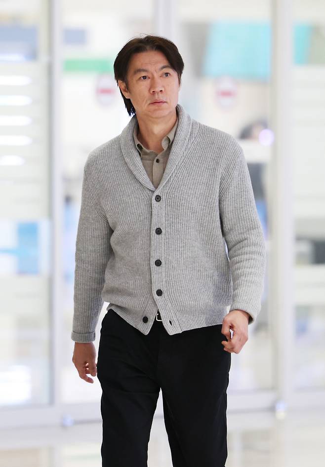 귀국하는 홍명보 감독
(영종도=연합뉴스) 이지은 기자 = 국제축구연맹(FIFA) 2026 북중미 월드컵에 나서는 홍명보 축구대표팀 감독이 월드컵 조 추첨식 참석과 베이스캠프 답사를 마치고 12일 인천국제공항을 통해 귀국하고 있다. 2025.12.12