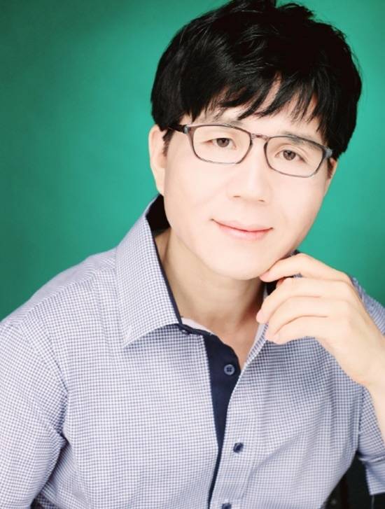 '농부가수'라는 닉네임을 가진 성노가 최근 작사·작곡에까지 영역을 넓히며 음악 인생의 또 다른 전환점을 맞았다. 그는 가수 박우철의 신곡 '아버지 인생'에 국내 가요계에서 손꼽히는 편곡가 남기연과 함께 공동 작사·작곡으로 참여했다. /성노 SNS