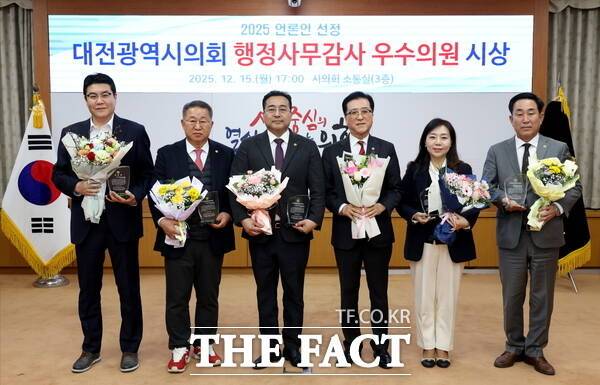 대전시의회 출입 기자단이 15일 2025년 행정사무감사 우수의원 및 우수 상임위원회 시상식을 개최했다. 왼쪽부터 정명국 행정자치위원장, 이한영 복지환경위원회 위원, 김영삼 산업건설위원회 위원, 조원휘 대전시의회 의장, 김민숙 교육위원회 위원, 이효성 복지환경위원회 위원장. /대전시의회 출입 기자단