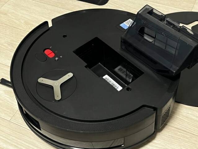 에코백스 로봇청소기 '디봇 X11' 상단부 (사진=지디넷코리아 신영빈 기자)