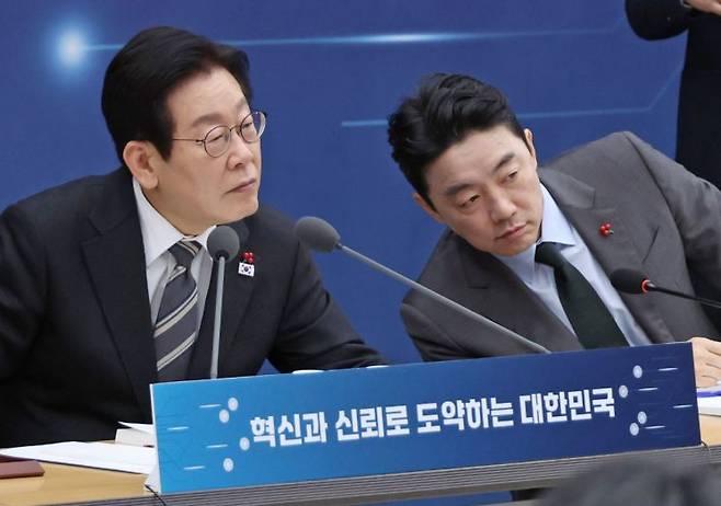 이재명 대통령이 지난 12일 세종시 정부세종컨벤션센터에서 열린 과학기술정보통신부ㆍ개인정보보호위원회 업무보고에서 참석자 발언을 듣고 있다. 오른쪽은 강훈식 대통령 비서실장 연합뉴스