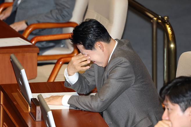 11일 서울 여의도 국회에서 열린 본회의에서 장동혁 국민의힘 대표가 눈가를 만지고 있다. /뉴스1