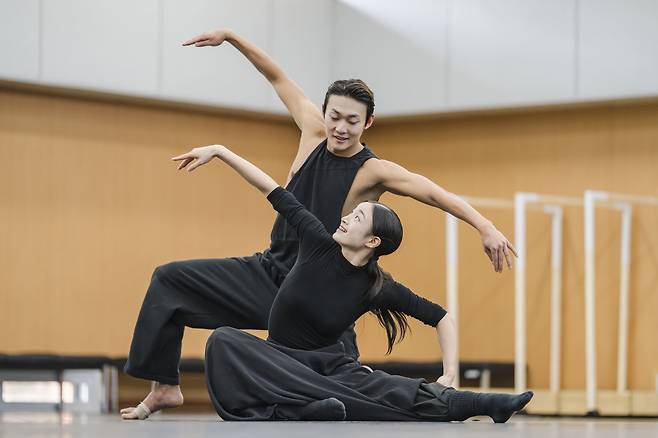 국립무용단 예술감독을 지낸 우리 춤의 거장들이 대표작을 잇따라 무대에 올리는 국립극장 '거장의 숨결' 공연.  국수호 '티벳의 하늘'. /국립극장