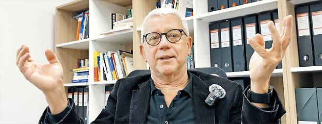 지난 10일 프랑스 파리 근교의 전략연구재단(FRS) 연구실에서 본지와 인터뷰하는 브뤼노 테르트레(63) 부소장. 그는 미국 도널드 트럼프 행정부의 국가안보전략이 러시아를 비롯해 중국, 북한의 위협에 대해 거의 언급하지 않은 점에 대해 “미국이 유럽인을 배제하고 러시아를 비즈니스 파트너로 만들고 싶다는 아주 강력한 유혹이 곳곳에서 드러난다”고 평가했다./원선우 특파원