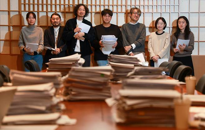 지난 11일 오전 서울 중구 조선일보사에서 2026 조선일보 신춘문예 시·소설 예심 심사위원들이 원고를 심사하고 있다. 왼쪽부터 시인 박소란, 문학평론가 박인성, 소설가 정영수, 시인 박준, 시인 유희경, 문학평론가 박혜진, 소설가 서이제. /장련성 기자