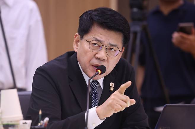 지난 10월 22일 캄보디아 프놈펜 주캄보디아 대사관에서 열린 국회 외교통일위원회 주캄보디아·주베트남·주태국·주라오스대사관 국정감사에서 조국혁신당 김준형 의원이 질의하고 있다. /연합뉴스