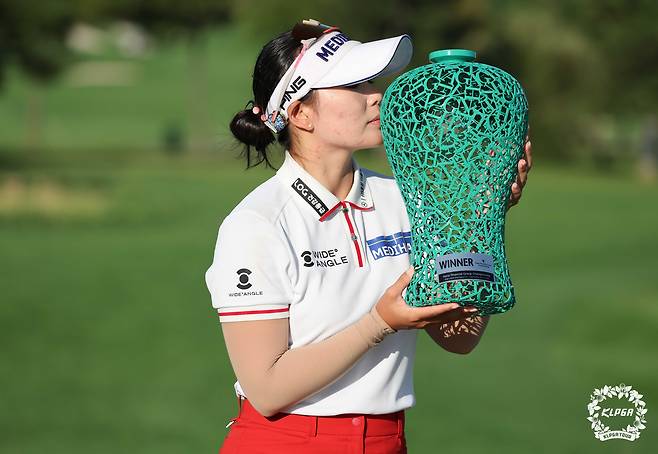 21일 하나금융그룹 챔피언십에서 우승한 이다연이 트로피에 입맞추고 있다. /KLPGA