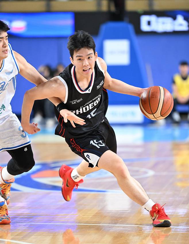 현대모비스의 고교생 신인 김건하가 15일 열린 프로농구 대구 원정 경기에서 한국가스공사 정성우의 수비를 피해 드리블하고 있다. /KBL