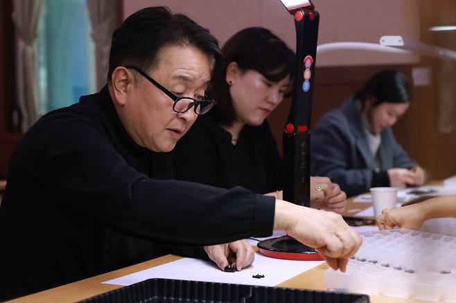 김영환 충북지사가 지난 2월 12일 청주 충북테크노파크 '일하는 밥퍼' 사업장에서 부품 조립을 하고 있다. /충북도