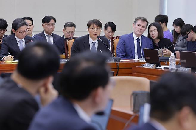 박대준 쿠팡 대표이사가 지난 3일 서울 여의도 국회 정무위원회에서 열린 쿠팡 개인정보 유출 관련 현안질의에서 의원 질의에 답변하고 있다. /뉴스1