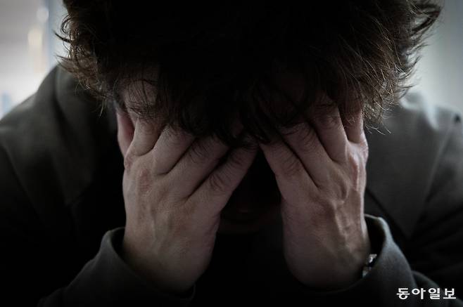 돌아가신 아버지를 대신해 소송을 이어가기로 한 아들은 “돈은 못 받아도, 벌은 받아야 한다” 라고 말했다. 더 이상 아버지가 누워있지 않은 요양원에서 아들은 두 손으로 얼굴을 감쌌다.