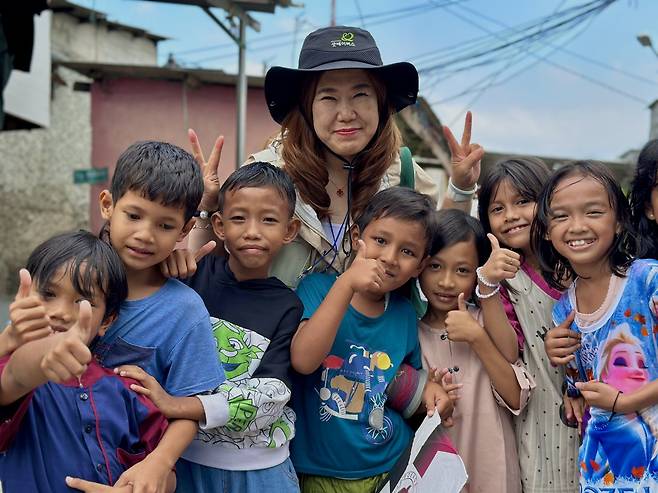 지난 6월 인도네시아 현지에서 봉사활동을 하고 현지 아이들과 사진을 찍고있는 손현민 대표. 손현민 대표 제공