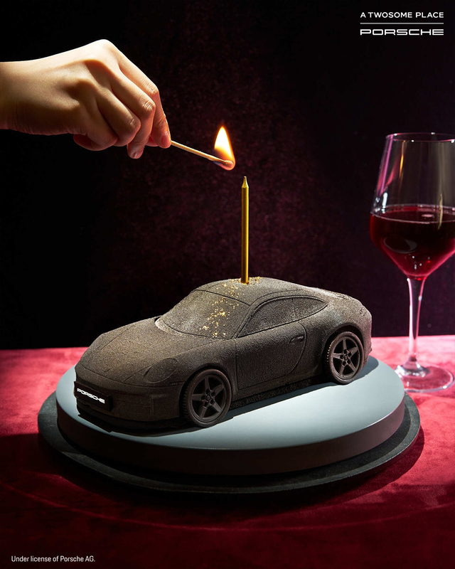 포르쉐911 디자인으로 제작된 투썸플레이스 케이크. 검정색 포르쉐 차량 안에는 초콜릿 무스가 채워져 있다. [투썸플레이스 제공]