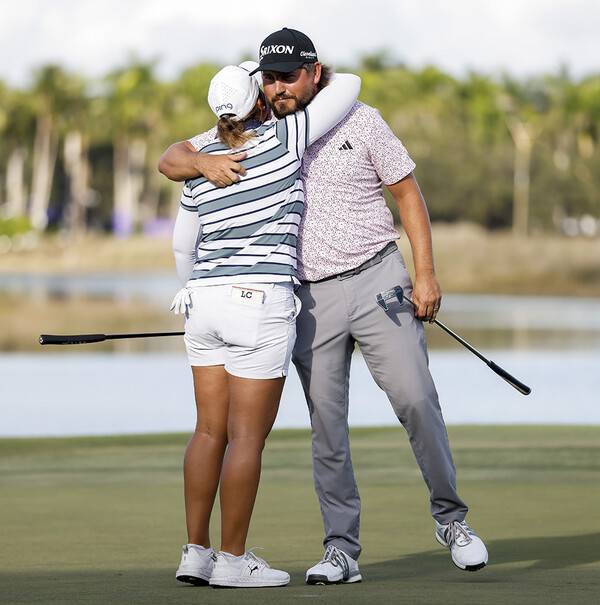 미국프로골프(PGA) 투어와 미국여자프로골프(LPGA) 투어가 공동 주관하는 2인 1조 혼성 골프 이벤트 대회인 2025년 그랜트 손턴 인비테이셔널 우승을 차지한 앤드루 노박(미국), 로런 코글린(미국)이 기념 촬영하는 모습이다. 사진제공=LPGA_Getty (사진을 무단으로 사용하지 마십시오.)