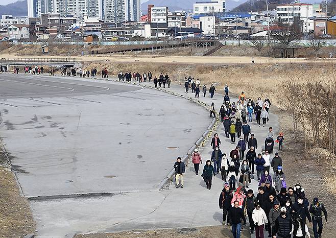 신바람 원주전통시장 걷기대회에서 300명의 시민이 걷기 행사에 참여하고 있다. 2025.1.26 (ⓒ뉴스1, 무단 전재-재배포 금지)