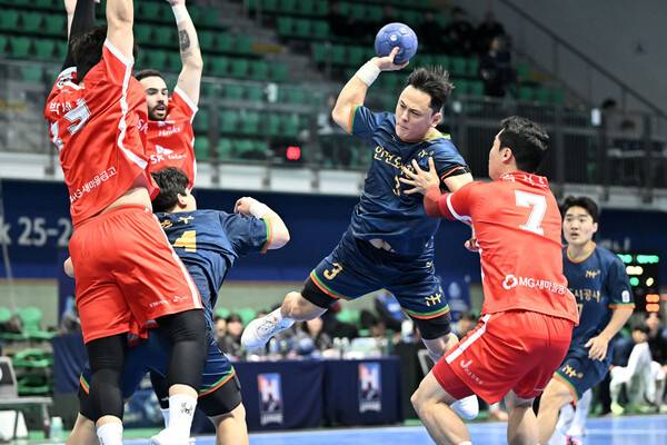 인천도시공사의 심재복이 13일 선학경기장에서 열린 2025~2026 핸드볼 H리그 경기 SK 호크스와 경기에서 슛하고 있다. 한국핸드볼연맹 제공