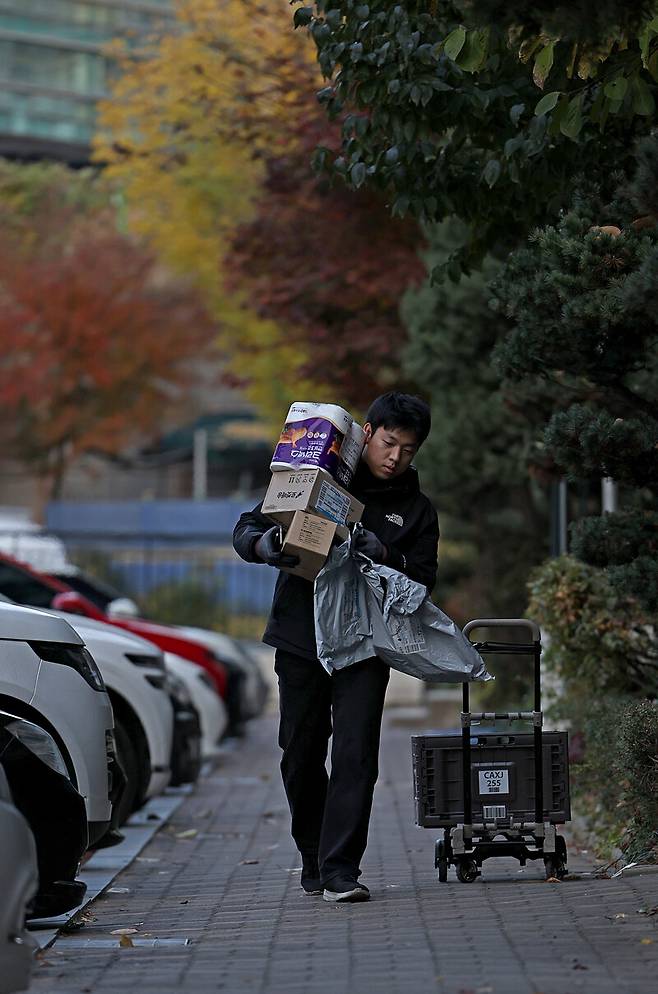 류석우 기자가 2025년 11월19일 서울 강남구의 한 아파트에서 물품을 배송하고 있다. 이종근 선임기자 root2@hani.co.kr