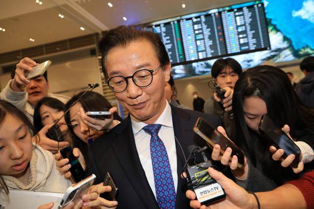 통일교로부터 금품을 수수했다는 의혹이 제기된 전재수 해양수산부 장관이 11일 오전 유엔해양총회 유치 활동을 마친 후 인천국제공항을 통해 귀국해 입장을 밝힌 후 공항을 빠져나가고 있다. 뉴스1