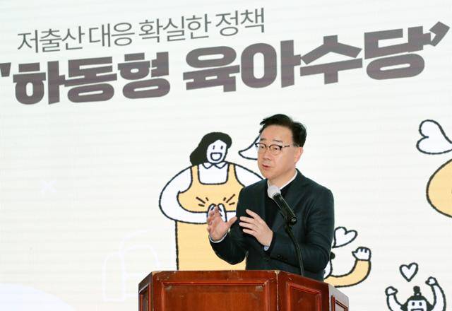 하승철 하동군수가 지난 12일 군청 대회의실에서 군민들에게 '하동형 육아수당'에 대해 설명하고 있다. 하동군 제공