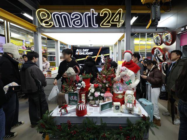 지난달 27일 서울 성동구 이마트24 플래그십 스토어 '트렌드랩 성수점'에서 시민들이 쇼핑을 하고 있다. 연합뉴스