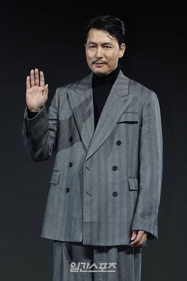 배우 정우성이 15일 오전 서울 강남구 그랜드 인터컨티넨탈 서울 파르나스에서 열린 디즈니+ 오리지널 '메이드 인 코리아' 제작발표회에 참석해 포토타임을 갖고 있다. '메이드 인 코리아'는 부와 권력에 대한 야망을 지닌 남자와 그를 막기 위해 모든 것을 내던진 검사, 시대의 소용돌이 속 펼쳐지는 이야기. 오는 24일 공개. 서병수 기자 qudtn@edaily.co.kr /2025.12.15/