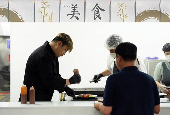 윤남노 셰프가 CJ프레시웨이 급식사업장에서 특식을 제공하고 있다. [사진=CJ프레시웨이]