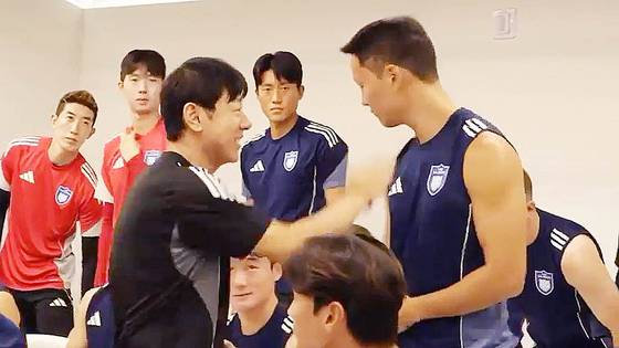 지난 8월 프로축구 울산 HD 상견례 때 신태용(왼쪽) 당시 감독이 수비수 정승현의 뺨에 손을 대고 있다.