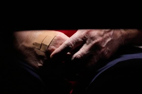 지난 2일(현지시간) 도널드 트럼프 미국 대통령이 백악관에서 진행한 내각 회의 동중 반찬고를 붙인 손을 테이블 아래에 내려놓고 있는 모습이 언론 카메라에 포착됐다. AP=연합뉴스