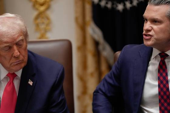 도널드 트럼프 대통령이 지난 2일(현지시간) 워싱턴 백악관에서 열린 각료회의에서 피트 헤그세스 국방장관이 발언하는 동안 눈을 감고 조는 듯한 모습을 보이고 있다. AP=연합뉴스