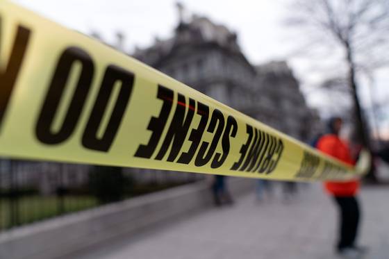 13일(현지시간) 워싱턴에서 열린 반(反)트럼프 집회에서 시위대가 백악관 앞에 설치된 폴리스라인 밖에서 시위에 참여하고 있다. AP=연합뉴스