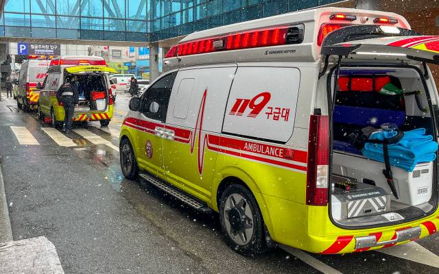 ▲ 전공의 집단사직으로 ‘의료대란’ 우려가 높아지는 가운데 21일 도내 한 대학병원 응급의료센터 앞에 구급차가 줄지어 서있다.&nbsp;