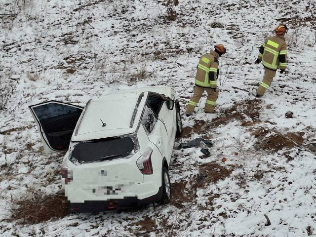 ▲ 12일 오전 7시 25분쯤 고성군 토성면의 한 도로에서 승용차가 눈길에 미끄러지며 10m 경사지 아래로 추락했다. 강원소방본부 제공