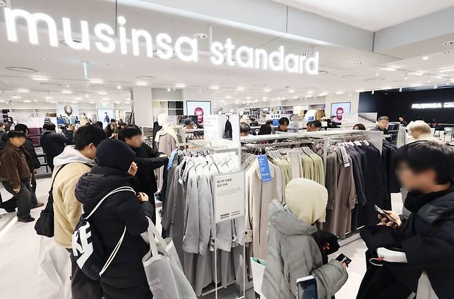 11일 서울 용산구 아이파크몰에 개장한 '무신사 메가스토어 용산'을 찾은 시민들이 매장을 둘러보고 있다. /사진=연합뉴스