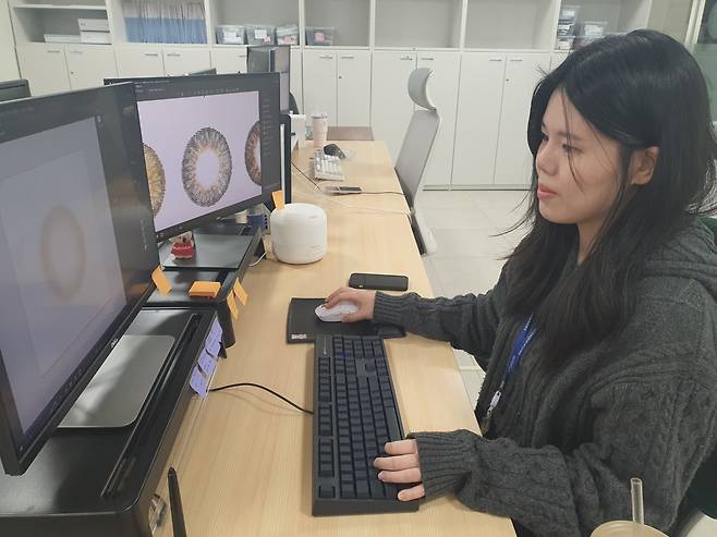 정세희 대리가 렌즈 디자인 작업 중이다. 평택=윤현주 기자