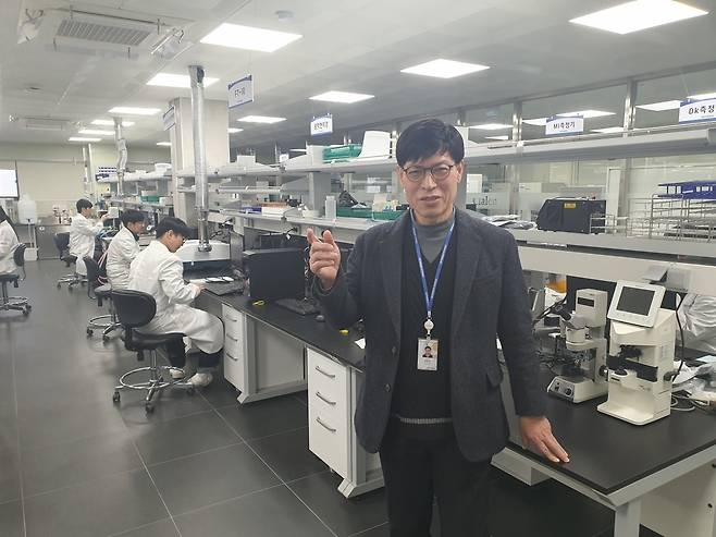정민호 전무가 전체 렌즈 분석 과정을 설명하고 있다. 평택=윤현주 기자
