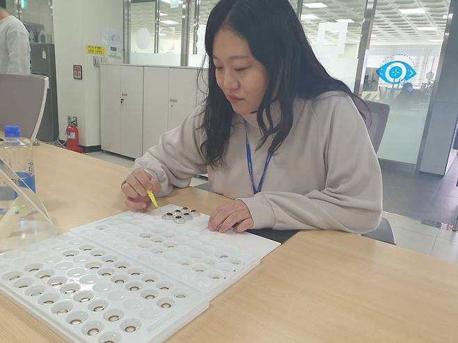 임수빈 과장이 렌즈 컬러 샘플을 확인 중이다. 평택=윤현주 기자
