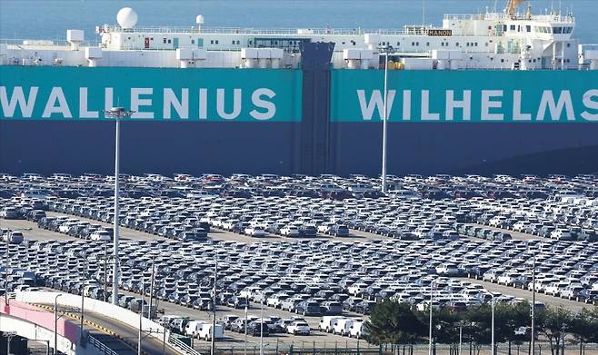 지난 1일 경기도 평택항에 수출용 자동차가 세워져 있는 모습. /연합뉴스