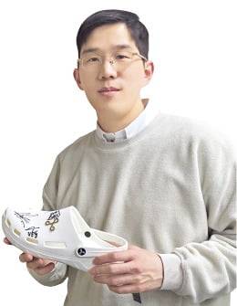 변희준 바크 대표가 임상 경험을 통해 개발한 인체공학적 리커버리 슬리퍼를 소개하고 있다. 서재원 기자