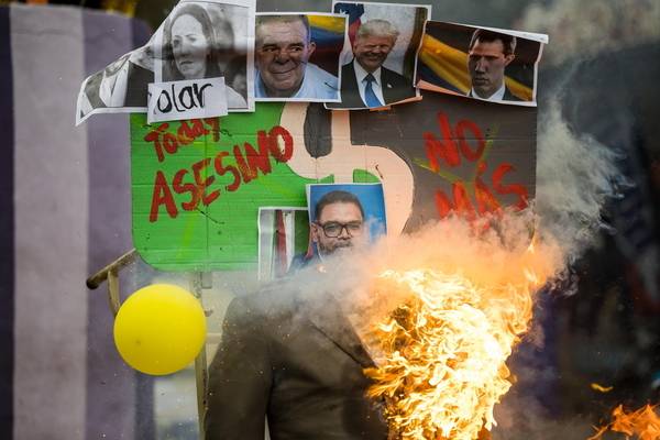 ‘올해의 유다’에 트럼프도 지난 4월20일(현지시간) 베네수엘라 카라카스에서 부활절을 계기로 열린 ‘유다 화형식’에서 시민들이 인형을 불태우고 있다. 불타는 인형 위에 베네수엘라 야당 정치인 마리아 코리나 마차도, 에드문도 곤잘레스, 후안 과이도 등과 도널드 트럼프 미국 대통령 얼굴 사진이 붙어 있다. EPA연합뉴스