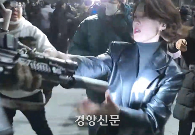 안귀령 대통령실 대변인이 12·3 불법계엄 당일 국회 본관 앞에서 계엄군의 총을 붙잡고 항의하고 있다. JTBC 유튜브 갈무리