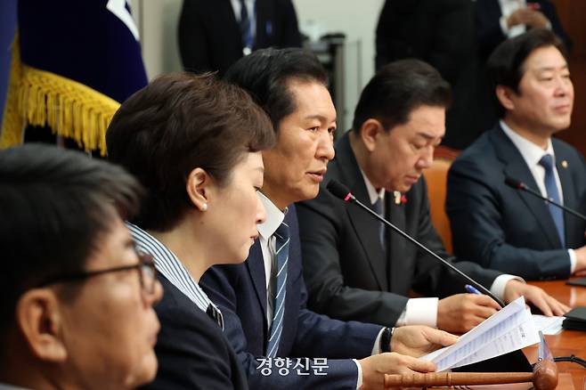 정청래 더불어민주당 대표(가운데)가 15일 국회에서 열린 최고위원회의에서 발언하고 있다. 박민규 선임기자