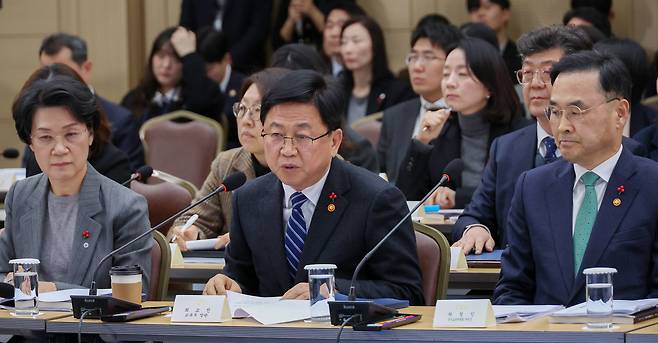 Education Minister Choi Kyo-jin (center) briefs President Lee Jae Myung on the ministry's 2026 policies on Friday. (Yonhap)