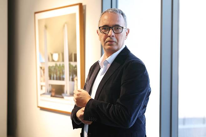 Algerian-born French writer Kamel Daoud poses for photos during a press conference at the French Embassy in Seoul on Wednesday. (Yonhap)