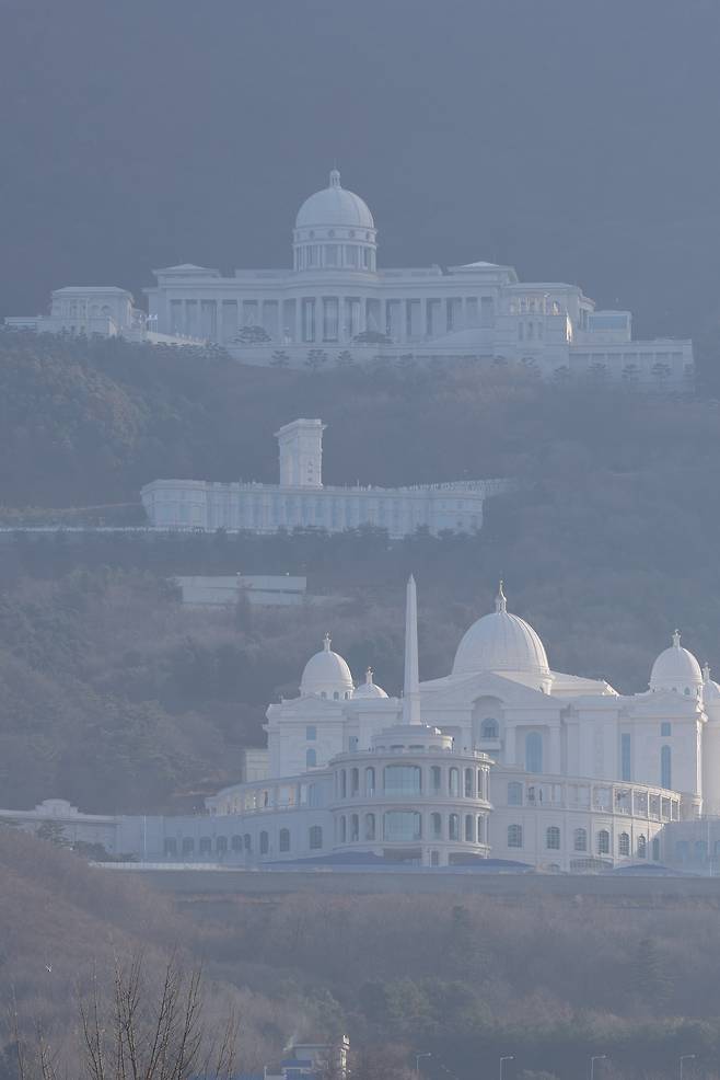 As allegations of illicit payments involving the Unification Church roil the political world, a view of the Cheon Jeong Gung complex in Gapyeong County, Gyeonggi Province, which serves as the church’s de facto headquarters, on the morning of Dec. 12. [YONHAP]