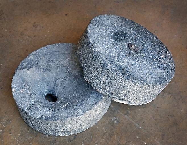 Stone mill found inside Neighbours in Yongsan District, central Seoul [PARK SANG-MOON]