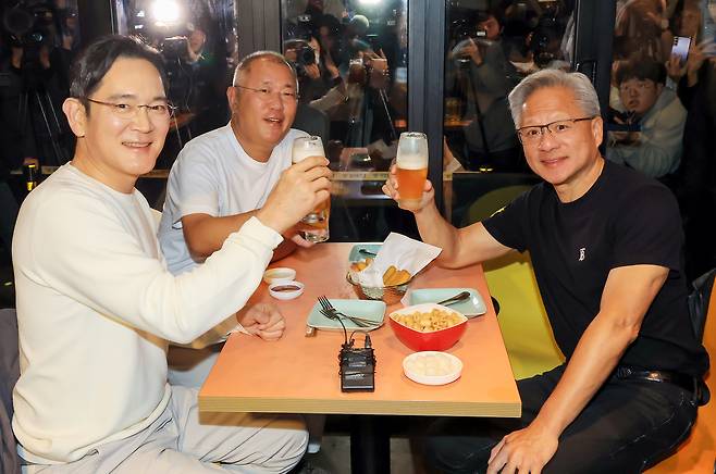 Nvidia CEO Jensen Huang, right, shares a chicken meal with Samsung Electronics Chairman Lee Jae-yong, front left, and Hyundai Motor Group Chairman Euisun Chung at a Kkanbu Chicken branch in Gangnam District, southern Seoul on Oct. 30. [NEWS1]
