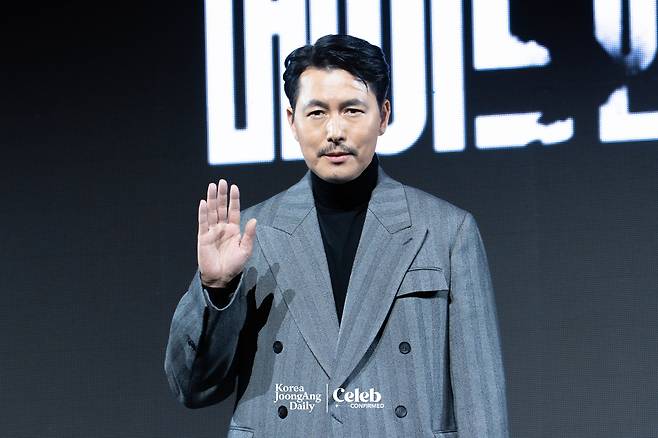 Actor Jung Woo-sung poses for photos during a press conference for the Disney+ series “Made in Korea” at the Grand InterContinental Seoul Parnas in southern Seoul on Dec. 15. [DANIELA GONZALEZ PEREZ]