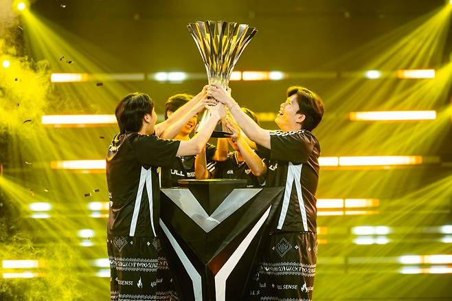 우승 트로피를 든 태국 팀 풀 센스. 크래프톤 제공